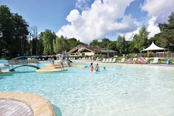 découvrez le plaisir d'un séjour en camping au cœur du jura, avec des activités aquatiques amusantes pour toute la famille ! profitez de nos piscines, toboggans et espaces de détente dans un cadre naturel exceptionnel.